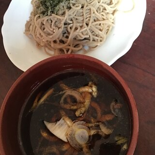 小さなワカサギの唐揚げ入りつけ汁の盛り蕎麦。